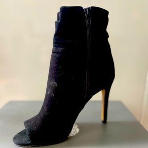 NIB Vince Camuto suede open-toe ankle booties